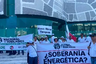 Se manifiestan jubilados de Pemex y CFE en Boca del Río; esto exigen 