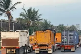 Traileros se quejan por esto que pasa al ingresar al puerto de Veracruz 
