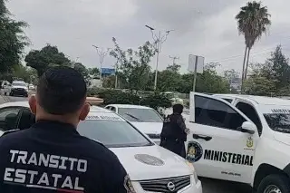 Dejan vehículo con restos frente al Congreso de Guerrero