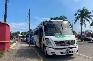 ¿Por qué hay camiones urbanos del transporte público formados en el C5 de Boca del Río?