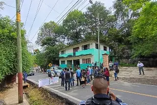 Bloqueo en Tequila por falta de maestro deja sin paso la carretera Orizaba-Zongolica