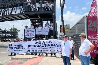 Pensionados de Pemex y CFE mantienen protestas en el AICM y otros aeropuertos