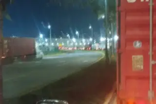 Otra vez largas filas en Aduana de Veracruz; 'está saturado', reportan traileros 