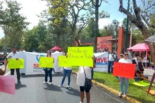 Protestan y denuncia despidos en evento de Sheinbaum en Xalapa