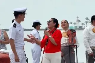 ¡Amor de madre! Le canta a su hijo antes de zarpar desde Veracruz hacia EU