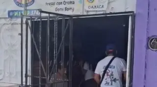 Rescatan a 16 menores en bar oculto detrás de una cafetería en Oaxaca