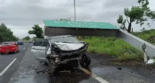 Cierre por aparatoso accidente en carretera de Veracruz 