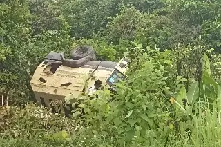 Unidad blindada se sale del camino y vuelca al sur de Veracruz; hay dos heridos graves