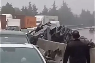 Vuelca tráiler con productos químicos en la Perote-Xalapa; conductor queda prensado