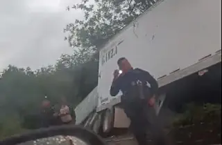 Trailer se sale del camino en Veracruz 