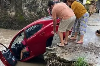 Cae con todo y automóvil dentro de canal 