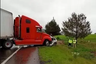 Tráiler choca de frente contra auto y lo destroza entre Veracruz y Puebla: hay dos muertos