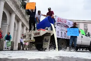 Ganaderos tiran cientos de litros de leche frente a Palacio de Gobierno, en Xalapa
