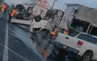 Fuerte volcadura en Las Amapolas en la Veracruz - Xalapa; queda 'llantas arriba'