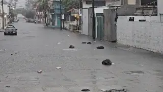 Caos vial en hora pico: las colonias de Boca del Río donde el agua complicó la circulación