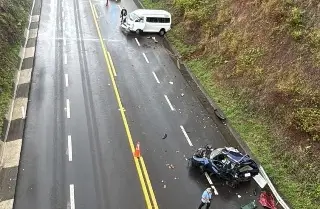 Impresionante choque cerca de Laguna Verde deja conductor prensado
