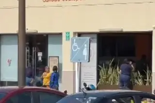 Termina con todo y camioneta adentro de una cafetería en la Veracruz - Xalapa; hay lesionados