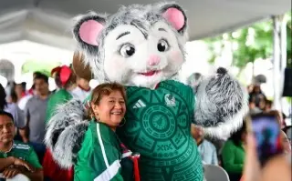 Xalapa vive ambiente mundialista en el parque Juárez durante el primer partido de México