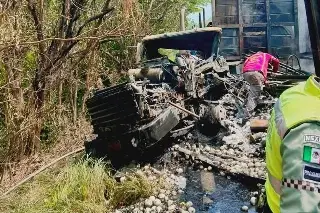 Más de 12 horas tardaron en despejar carretera Cardel - Palma Sola tras incendio de unidades