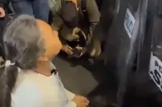 Madre buscadora se arrodilla frente a policías en CDMX; 'queremos que nos comprendan', pide