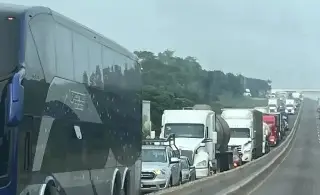 Cierre parcial en autopista con dirección al puerto de Veracruz 