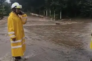 Se desborda río y afecta el paso en carretera de Veracruz 