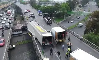 Tráiler cargado con fruta, a punto de caer de un puente vehicular (+Video)