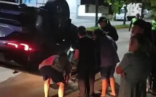 Vuelca camioneta tras fuerte accidente en el centro de Córdoba