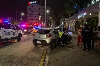 Se les perdió la calle: auto queda sobre la banqueta del bulevar en Boca del Río
