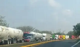 Tome precauciones; hay cierre parcial de circulación en autopista Córdoba - Veracruz