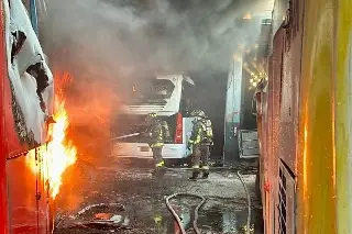Sofocan al 100% incendio en almacén de autobuses en Cancún