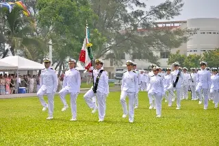Graduación en la Náutica Mercante de Veracruz; jóvenes a punto de desmayarse