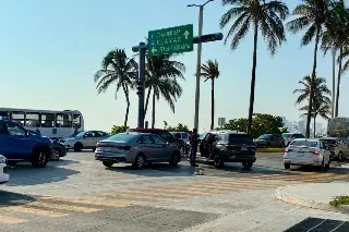 Choque en bulevar Ávila Camacho provoca afectaciones viales y daños materiales