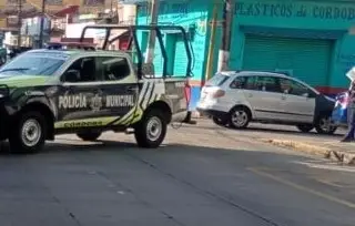 Aparatoso accidente entre patrulla y carro particular en Córdoba, Veracruz 