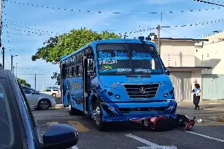 Este fue el saldo del choque de camión y moto en el centro de Veracruz