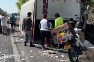 Roban cajas de leche tras volcadura de camión en carretera de Veracruz 