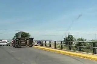 Aparatoso accidente automovilístico en Cabeza Olmeca, de Veracruz; se salvan de milagro