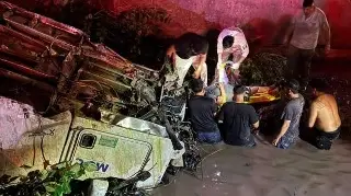 Sobrevive trailero tras caer 15 metros y quedar atrapado en unidad incendiada