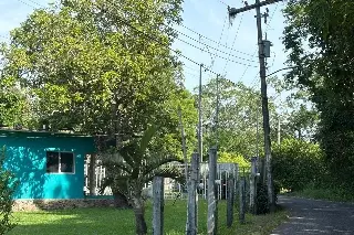 Falta de luz en Paso Colorado, Medellín porque algunos se 'cuelgan', denuncian vecinos 