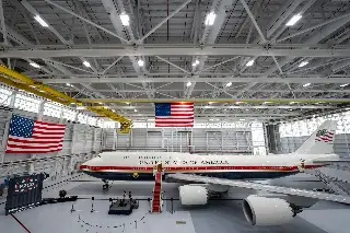 Trump presenta el nuevo avión presidencial de lujo, regalado por Catar