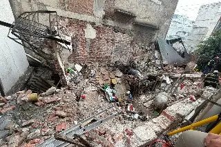 Colapsa vivienda tras intensa lluvia; buscan a hombre que estaba dentro