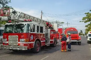 Bomberos de Veracruz atienden incendio en casa 