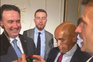 Presidente de Coparmex, Juan José Sierra regala esto al presidente de Francia, Emmanuel Macron