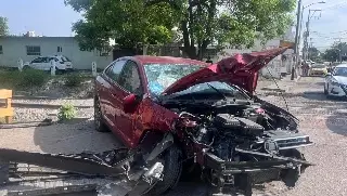 Aparatoso accidente entre el ferrocarril y un automóvil en Veracruz 