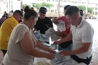 Cierran casillas; Comienza conteo de votos para elegir presidente de Colombia 