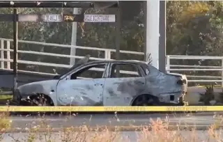 Hallan auto completamente calcinado con dos cuerpos