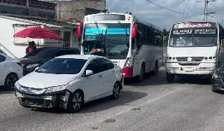 Accidente de un camión de la ruta Alcocer en JB Lobos 