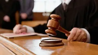 Un juez prohíbe a los agentes de ICE realizar arrestos en los tribunales de inmigración