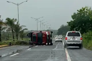 Vuelca camioneta en la Riviera Veracruzana esta mañana 