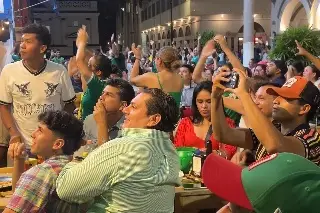 Con banderas, sombreros y hasta máscaras los veracruzanos disfrutaron el triunfo del Tri